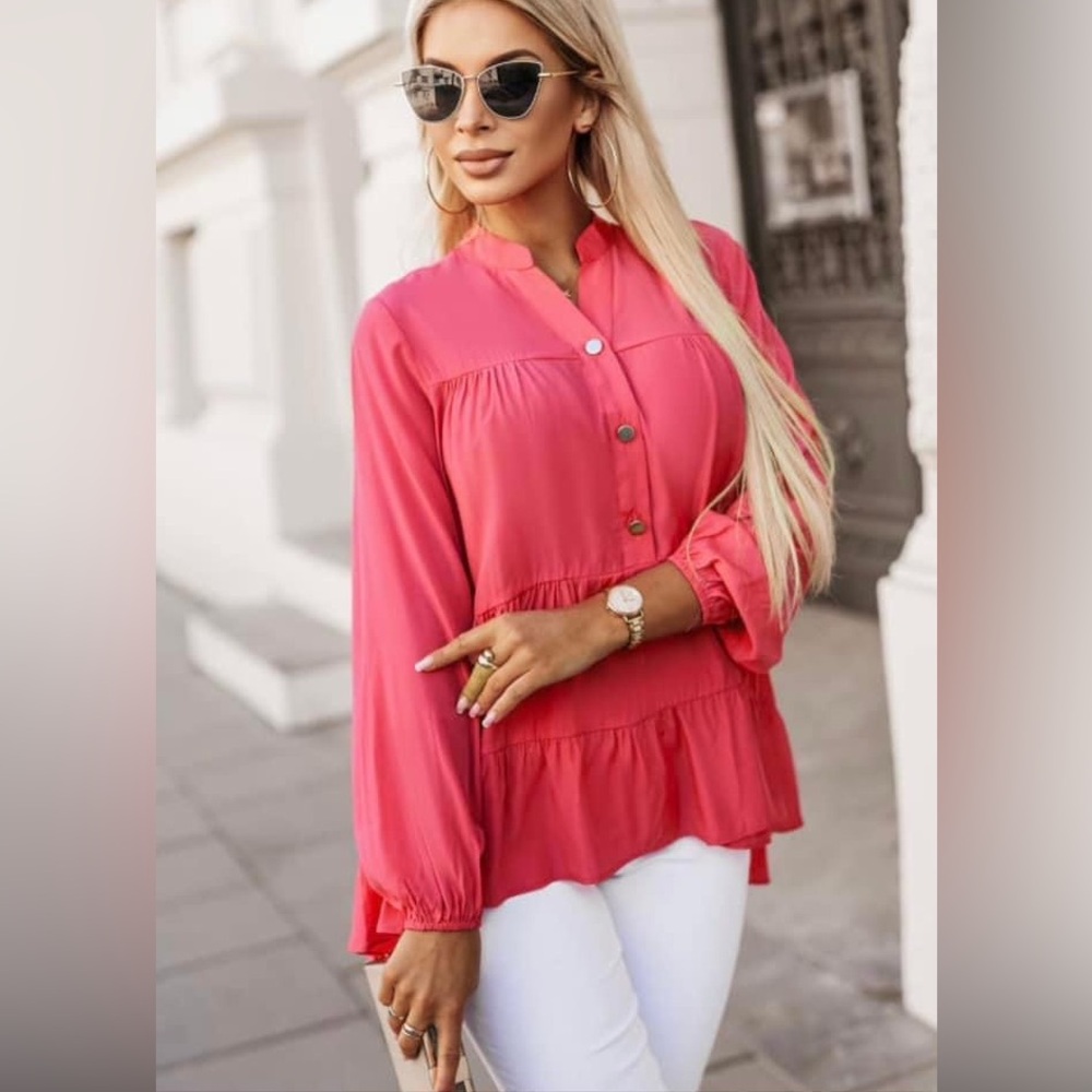 🤩 Tiered, button neckline top/size medium (8/10)